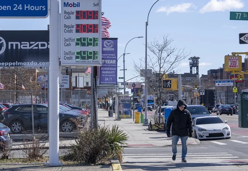Una persona camina junto a una estación de gasolina, en Nueva York (Estados Unidos). EFE/ Ángel Colmenares