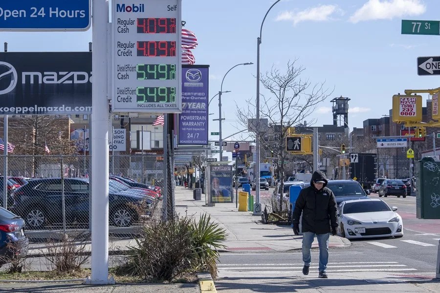 Una persona camina junto a una estación de gasolina, en Nueva York (Estados Unidos). EFE/ Ángel Colmenares