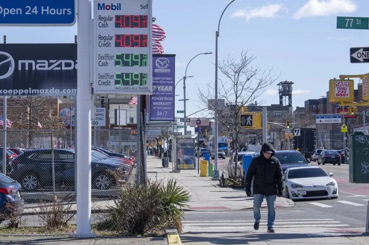 Una persona camina junto a una estación de gasolina, en Nueva York (Estados Unidos). EFE/ Ángel Colmenares

