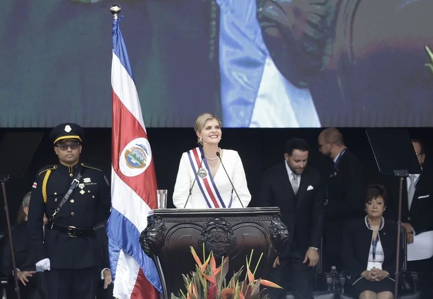 La presidenta de Costa Rica, Laura Fernández, habla en su ceremonia de investidura para el periodo 2026-2030, este 8 de mayo de 2026, en el Estadio Nacional de San José (Costa Rica). EFE/ Jeffrey Arguedas