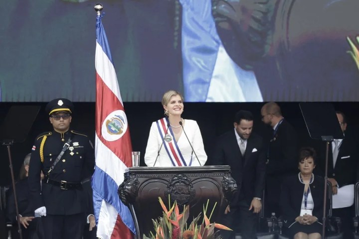 La presidenta de Costa Rica, Laura Fernández, habla en su ceremonia de investidura para el periodo 2026-2030, este 8 de mayo de 2026, en el Estadio Nacional de San José (Costa Rica). EFE/ Jeffrey Arguedas