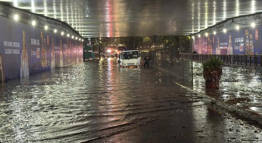 Bajo puente inundacion
