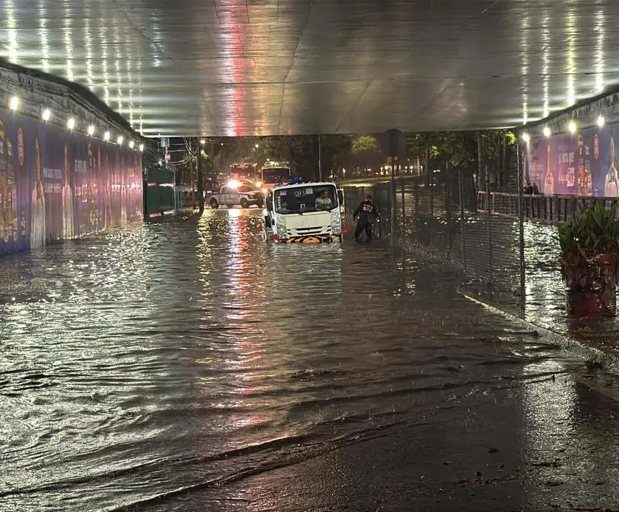 Bajo puente inundacion