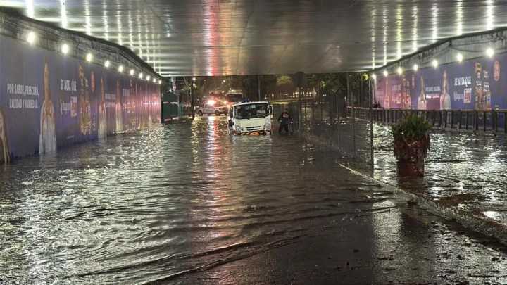 Bajo puente inundacion