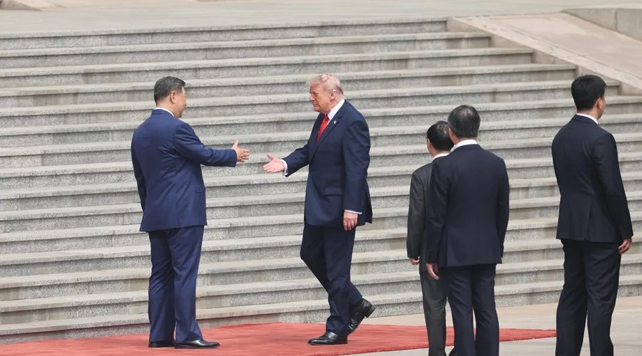 El presidente de China, Xi Jinping (i), saludando a su homólogo de EE.UU., Donald Trump, en la ceremonia de bienvenida este jueves en el Gran Palacio del Pueblo de Pekín (China). EFE/EPA/ Maxim Shemetov