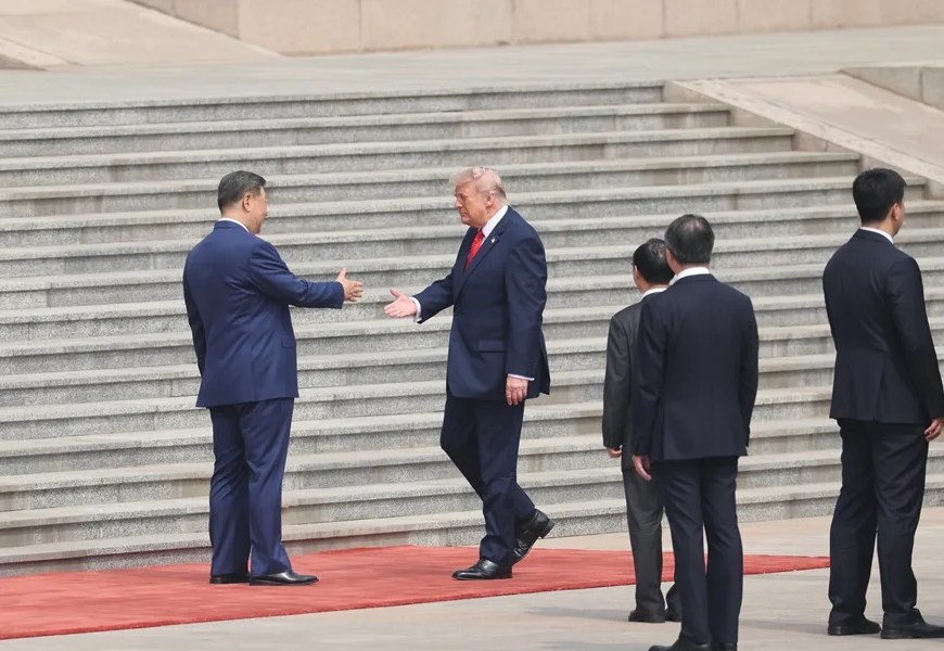 El presidente de China, Xi Jinping (i), saludando a su homólogo de EE.UU., Donald Trump, en la ceremonia de bienvenida este jueves en el Gran Palacio del Pueblo de Pekín (China). EFE/EPA/ Maxim Shemetov