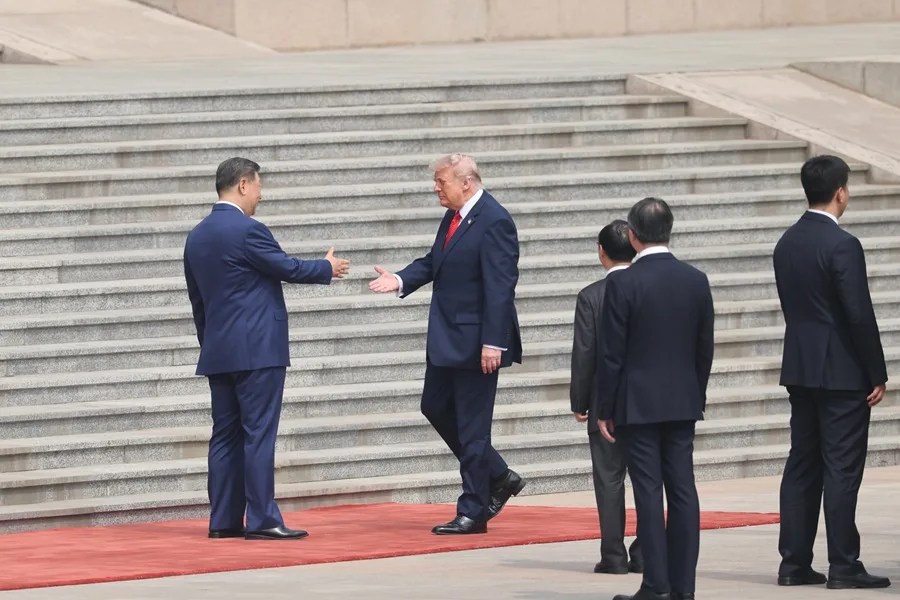El presidente de China, Xi Jinping (i), saludando a su homólogo de EE.UU., Donald Trump, en la ceremonia de bienvenida este jueves en el Gran Palacio del Pueblo de Pekín (China). EFE/EPA/ Maxim Shemetov