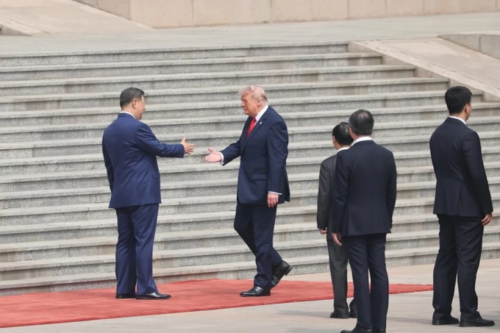 El presidente de China, Xi Jinping (i), saludando a su homólogo de EE.UU., Donald Trump, en la ceremonia de bienvenida este jueves en el Gran Palacio del Pueblo de Pekín (China). EFE/EPA/ Maxim Shemetov
