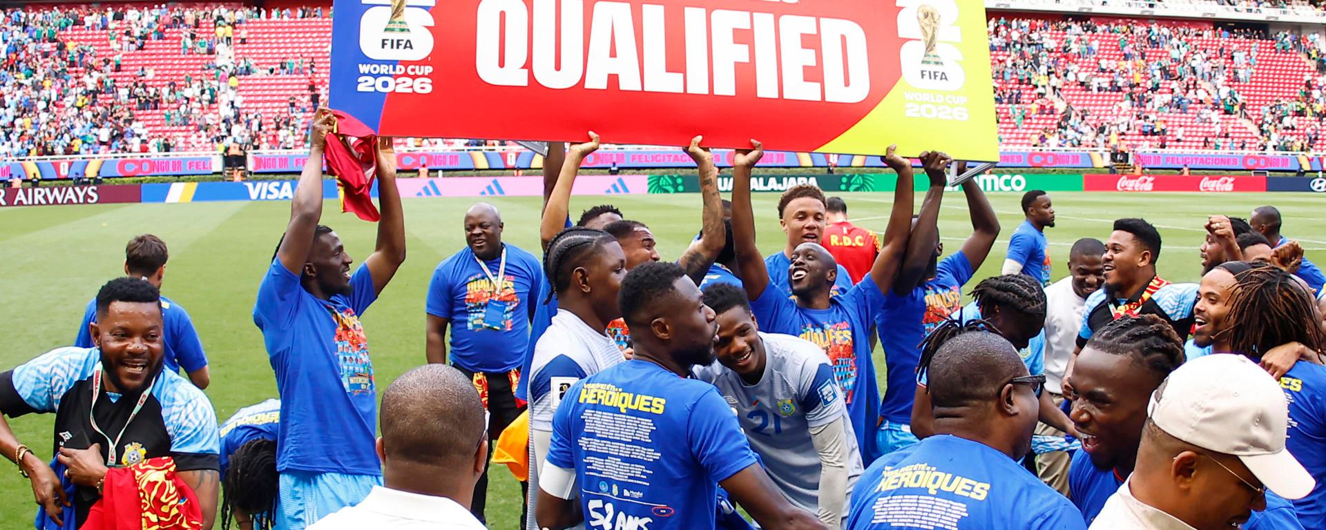Jugadores de la selección de la República Democrática del Congo celebran su clasificación al Mundial, al finalizar un partido de repesca contra Jamaica en el Estadio Akron, en Jalisco. Foto de EFE/ Francisco Guasco