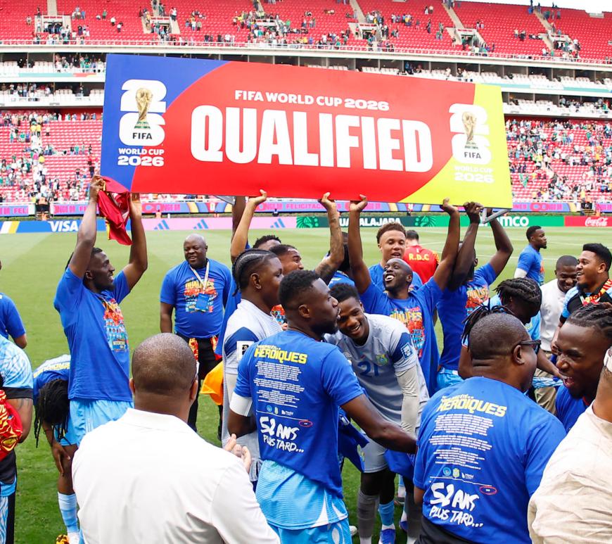 Jugadores de la selección de la República Democrática del Congo celebran su clasificación al Mundial, al finalizar un partido de repesca contra Jamaica en el Estadio Akron, en Jalisco. Foto de EFE/ Francisco Guasco