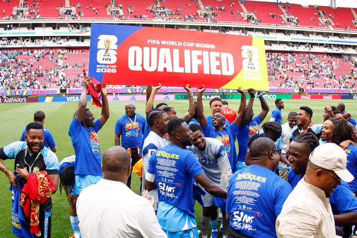 Jugadores de la selección de la República Democrática del Congo celebran su clasificación al Mundial, al finalizar un partido de repesca contra Jamaica en el Estadio Akron, en Jalisco. Foto de EFE/ Francisco Guasco
