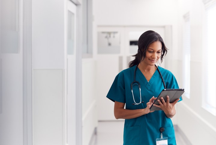 Medico en consultorio