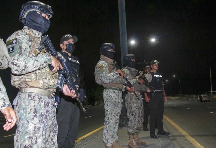 Integrantes de la Policía y el Ejercito de Ecuador custodian durante un operativo , en Guayaquil (Ecuador). EFE/ Gerardo Menoscal