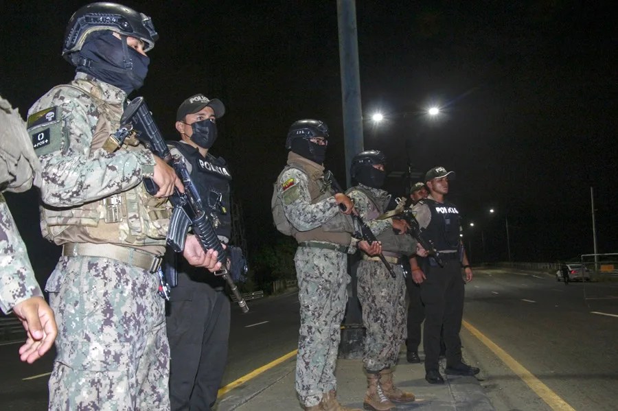 Integrantes de la Policía y el Ejercito de Ecuador custodian durante un operativo , en Guayaquil (Ecuador). EFE/ Gerardo Menoscal