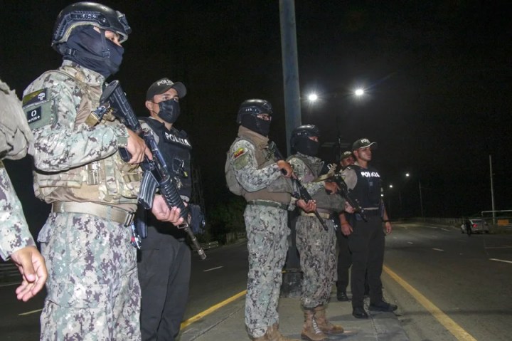 Integrantes de la Policía y el Ejercito de Ecuador custodian durante un operativo , en Guayaquil (Ecuador). EFE/ Gerardo Menoscal
