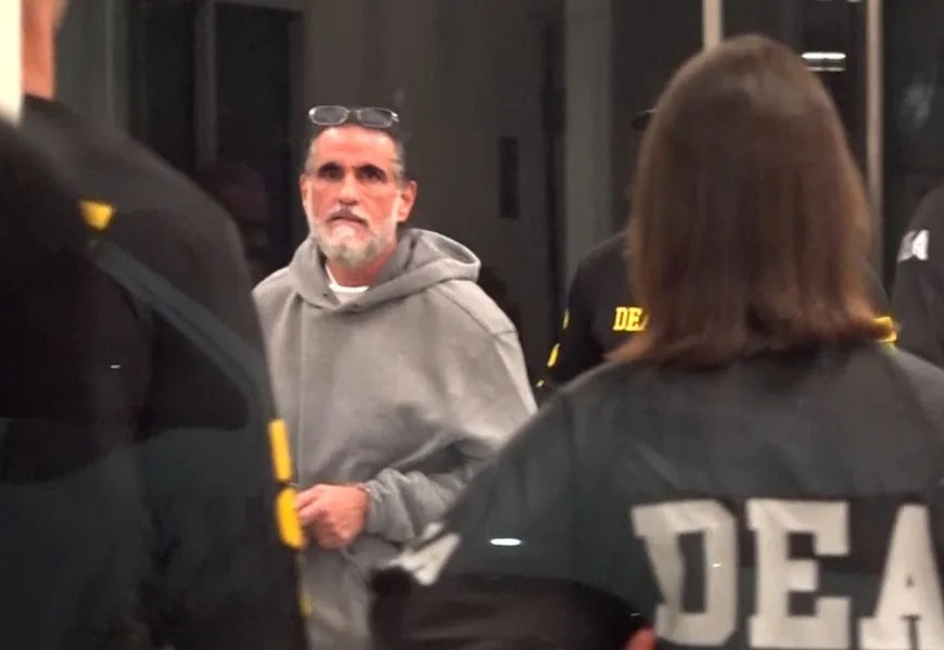 Captura de video del empresario colombiano Alex Saab escoltado por agentes de la DEA a su llegada este sábado, al aeropuerto de Opa-locka, en el condado de Miami-Dade (EE.UU.). EFE/ Anthoni Belchi