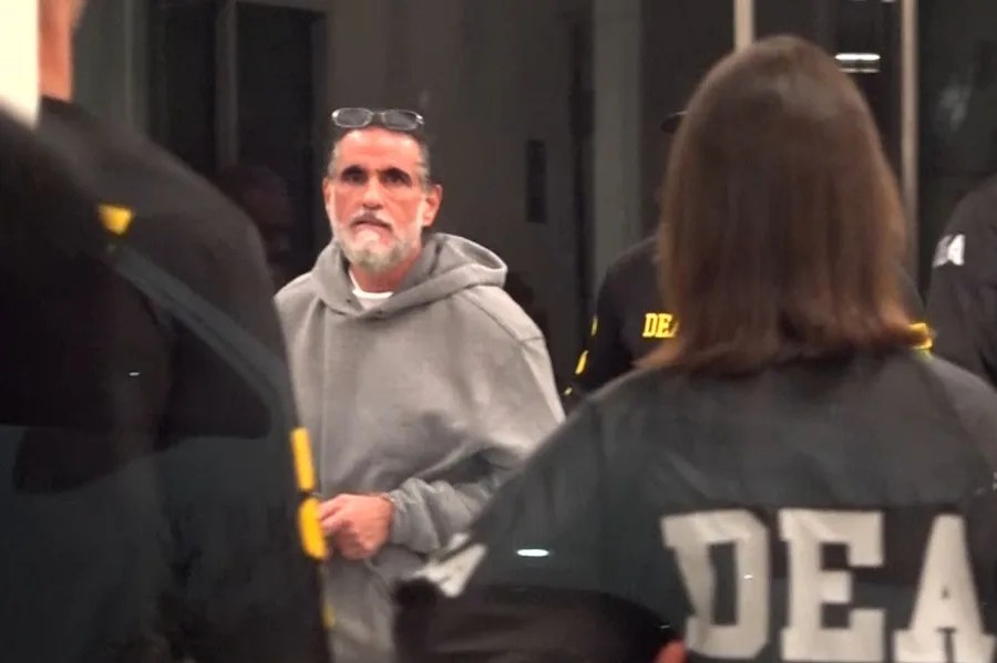 Captura de video del empresario colombiano Alex Saab escoltado por agentes de la DEA a su llegada este sábado, al aeropuerto de Opa-locka, en el condado de Miami-Dade (EE.UU.). EFE/ Anthoni Belchi