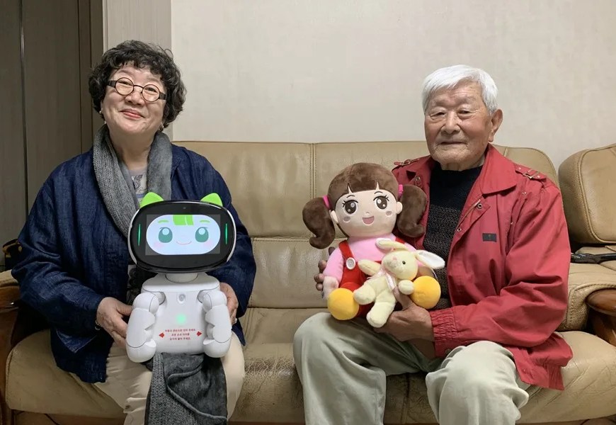 Los usuarios de dispositivos de compañía con inteligencia artificial Lee Ha-seon (i) y An Sang-ik (d) posan para una foto en el sur de Seúl. EFE/Ruy A. Valdés