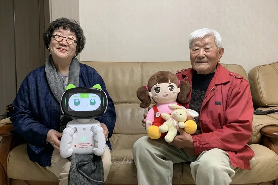 Los usuarios de dispositivos de compañía con inteligencia artificial Lee Ha-seon (i) y An Sang-ik (d) posan para una foto en el sur de Seúl. EFE/Ruy A. Valdés