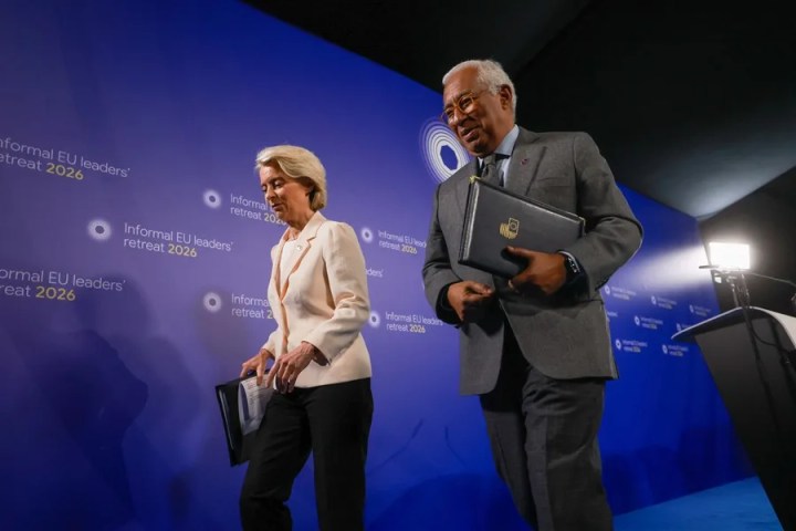 Fotografía de archivo del presidente del Consejo Europeo, Antonio Costa (a la derecha), y la presidenta de la Comisión Europea, Ursula von der Leyen, en Bilzen (Bélgica). EFE/EPA/OLIVIER HOSLET