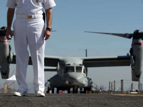 Estados Unidos lanza ataques contra objetivos iraníes en Ormuz
