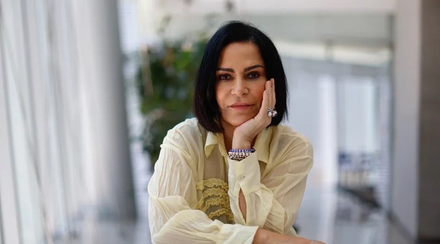 La periodista y escritora mexicana Lydia Cacho posa durante una entrevista con EFE, en Ciudad de México (México). EFE/ Sáshenka Gutiérrez