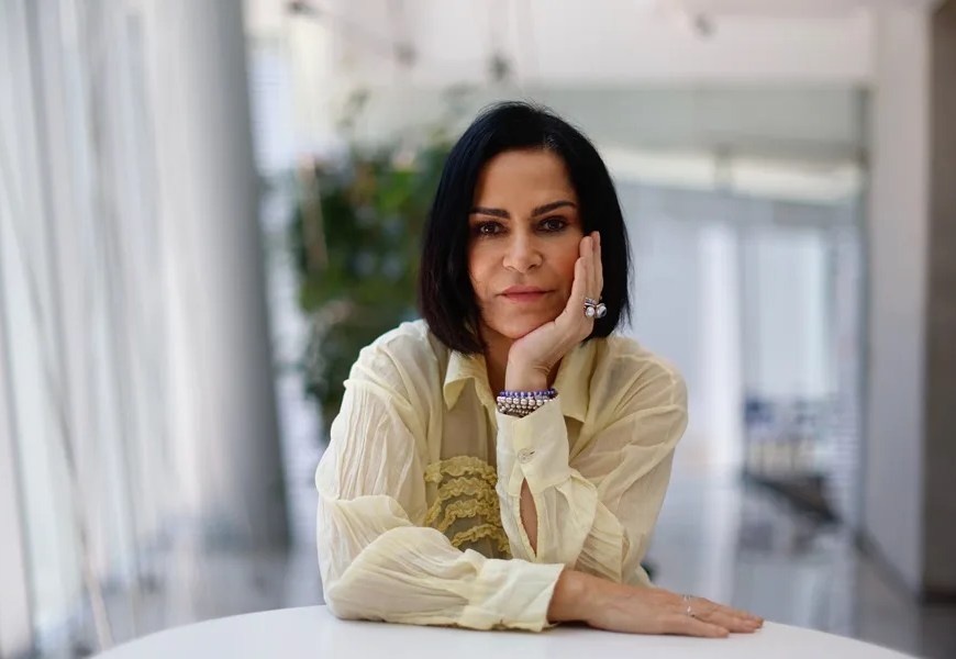 La periodista y escritora mexicana Lydia Cacho posa durante una entrevista con EFE, en Ciudad de México (México). EFE/ Sáshenka Gutiérrez