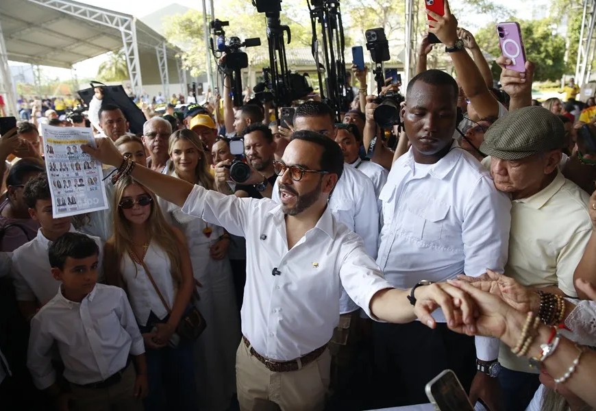 El candidato presidencial del movimiento Defensores de la Patria, Abelardo de la Espriella, vota en Barranquilla (Colombia). EFE/ Ernesto Guzmán Jr.