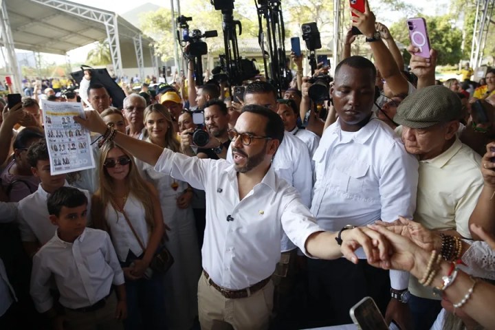 El candidato presidencial del movimiento Defensores de la Patria, Abelardo de la Espriella, vota en Barranquilla (Colombia). EFE/ Ernesto Guzmán Jr.
