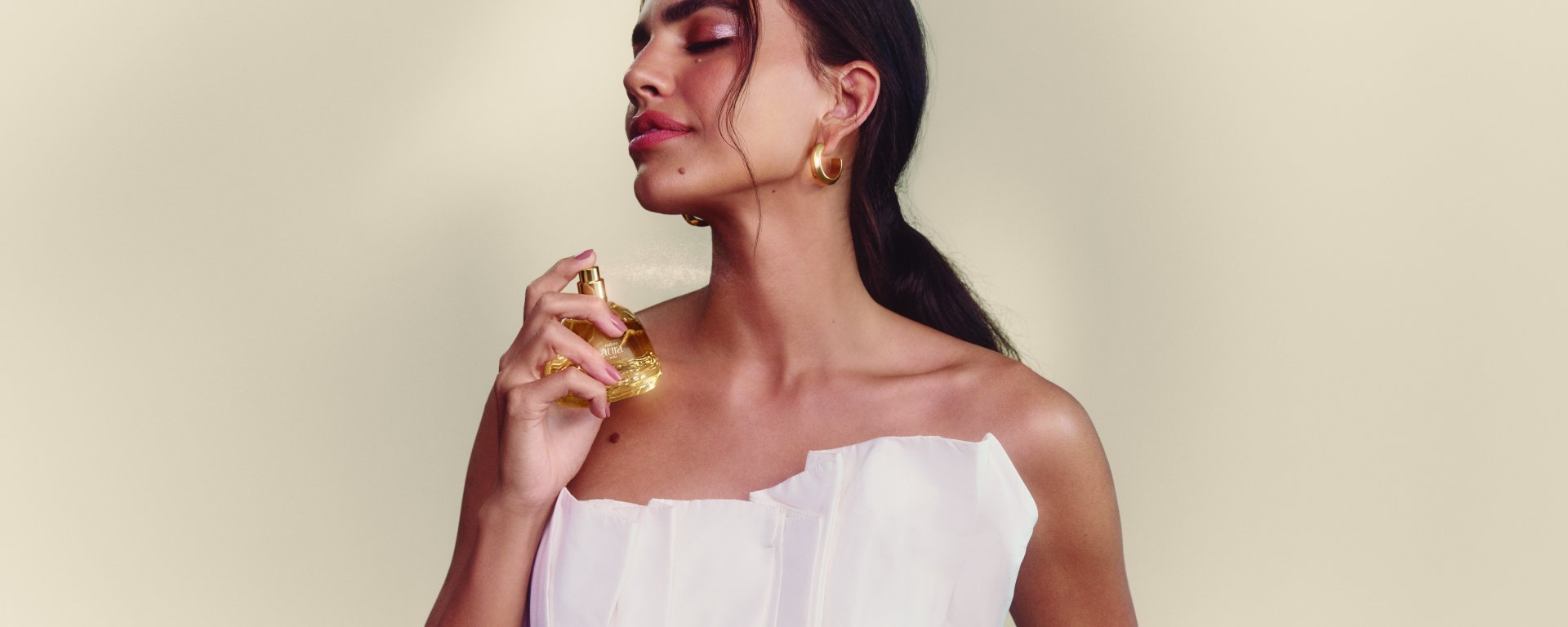 Mujer se coloca perfume