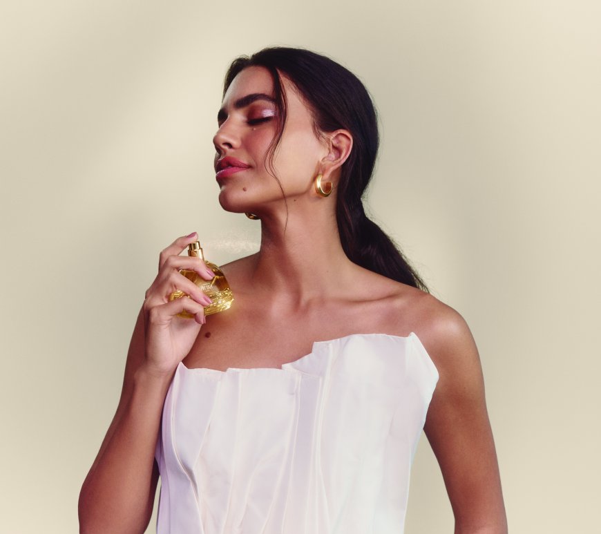 Mujer se coloca perfume