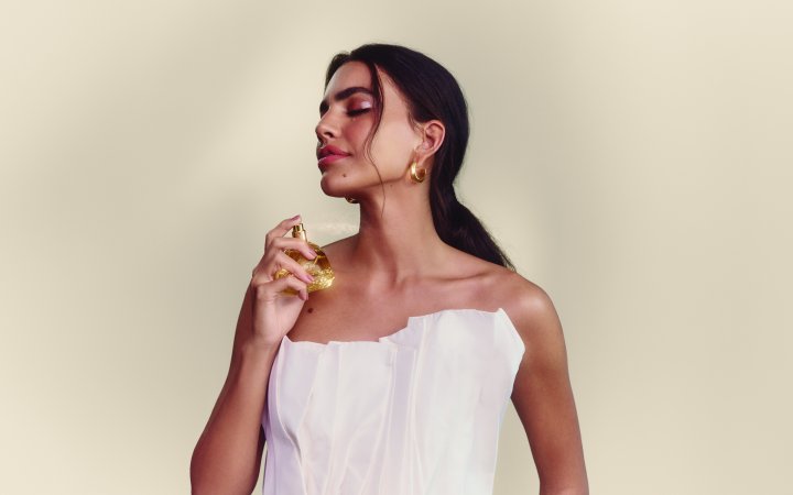 Mujer se coloca perfume