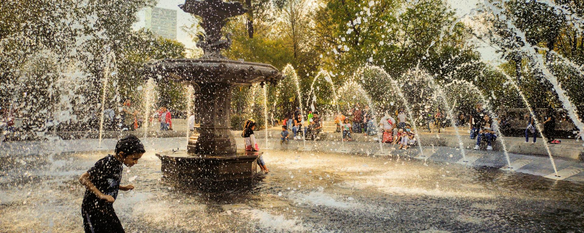 Menor en fuente de agua
