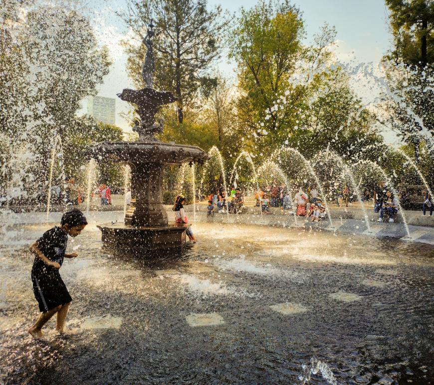 Menor en fuente de agua