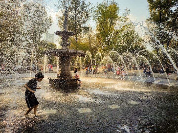 Menor en fuente de agua