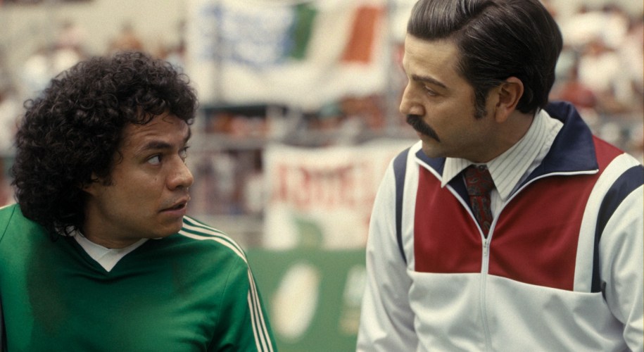 México 86. (L to R) Memo Villegas as Hugo Sánchez, Diego Luna as Martín de la Torre in México 86. Cr. Carlos Somonte | Netflix © 2026