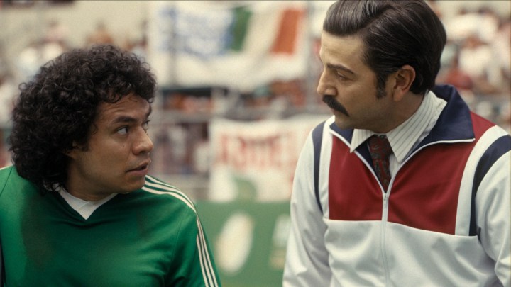 México 86. (L to R) Memo Villegas as Hugo Sánchez, Diego Luna as Martín de la Torre in México 86. Cr. Carlos Somonte | Netflix © 2026