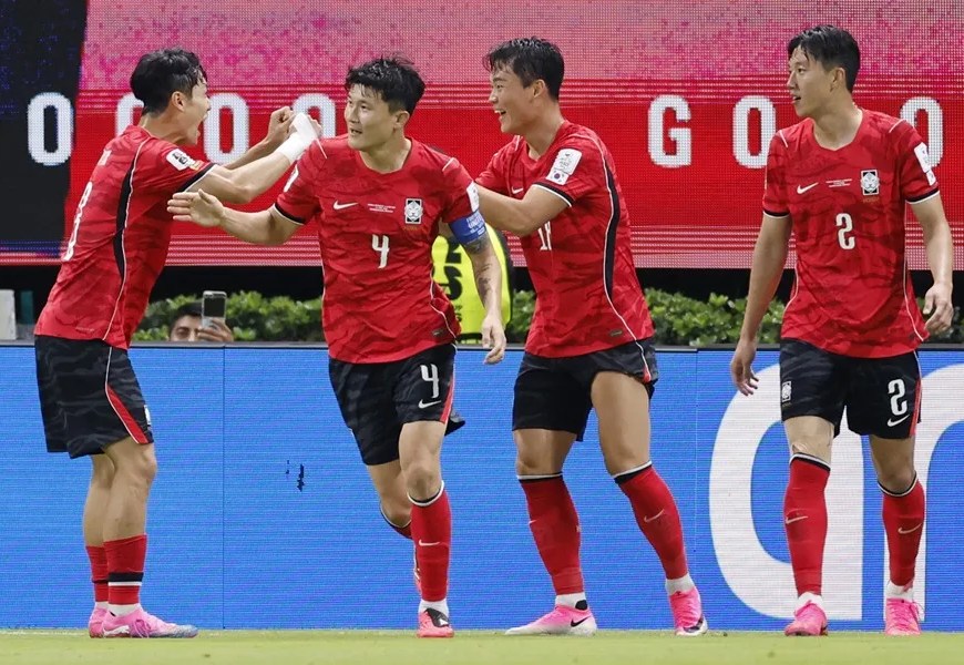 Fotografía de jugadores de Corea del Sur celebrando un gol este jueves frente a República Checa, en un partido del grupo A del Mundial, en Guadalajara (México). EFE/ Francisco Guasco