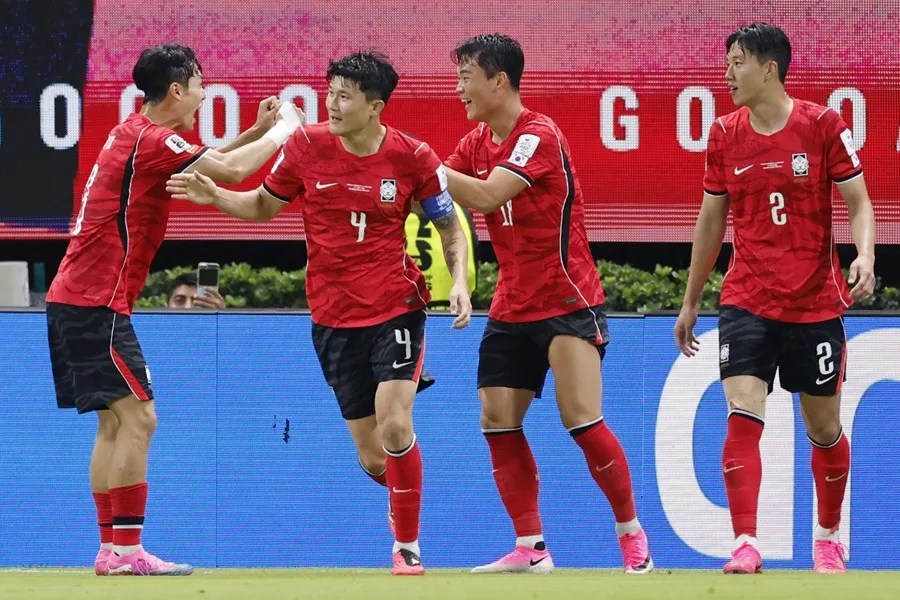 Fotografía de jugadores de Corea del Sur celebrando un gol este jueves frente a República Checa, en un partido del grupo A del Mundial, en Guadalajara (México). EFE/ Francisco Guasco