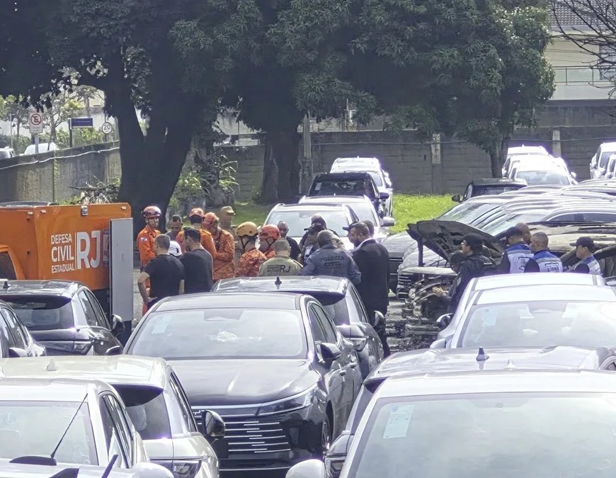 Fotografía cedida este domingo por Roberta Durço que muestra a integrantes de equipos de rescate recorriendo la zona donde cayó uno de los helicópteros que colisionaron en el barrio Recreio dos Bandeirantes, en Río de Janeiro (Brasil). EFE/ Roberta Durço