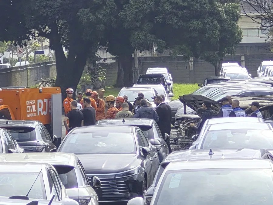 Fotografía cedida este domingo por Roberta Durço que muestra a integrantes de equipos de rescate recorriendo la zona donde cayó uno de los helicópteros que colisionaron en el barrio Recreio dos Bandeirantes, en Río de Janeiro (Brasil). EFE/ Roberta Durço