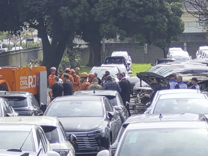 Fotografía cedida este domingo por Roberta Durço que muestra a integrantes de equipos de rescate recorriendo la zona donde cayó uno de los helicópteros que colisionaron en el barrio Recreio dos Bandeirantes, en Río de Janeiro (Brasil). EFE/ Roberta Durço
