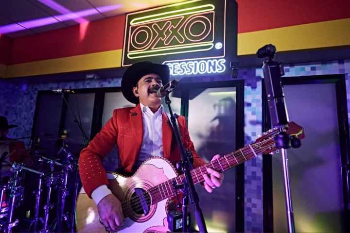 Los Tucanes de Tijuana en Oxxo