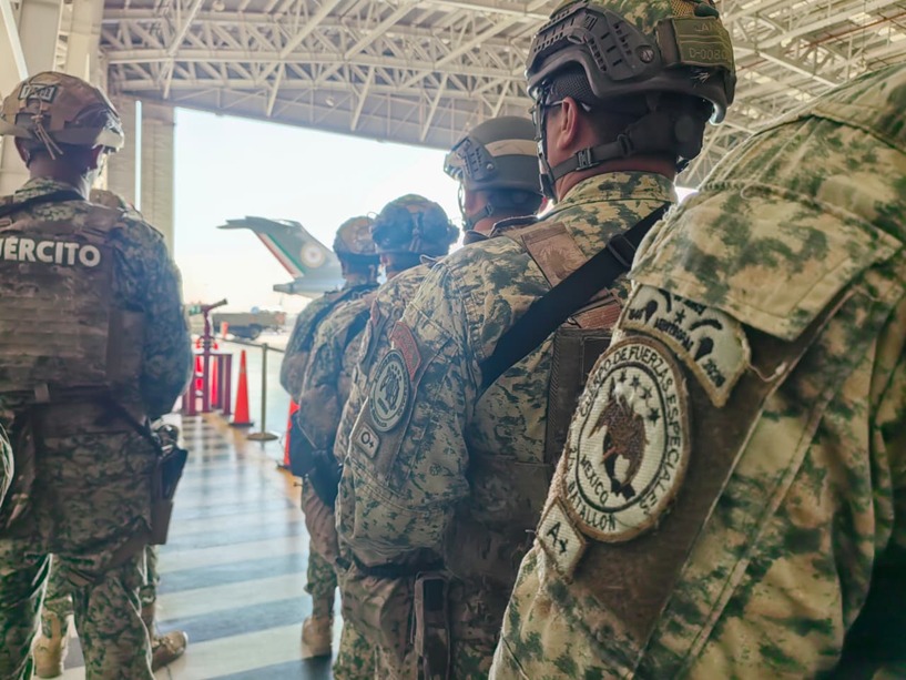 Militares y avion