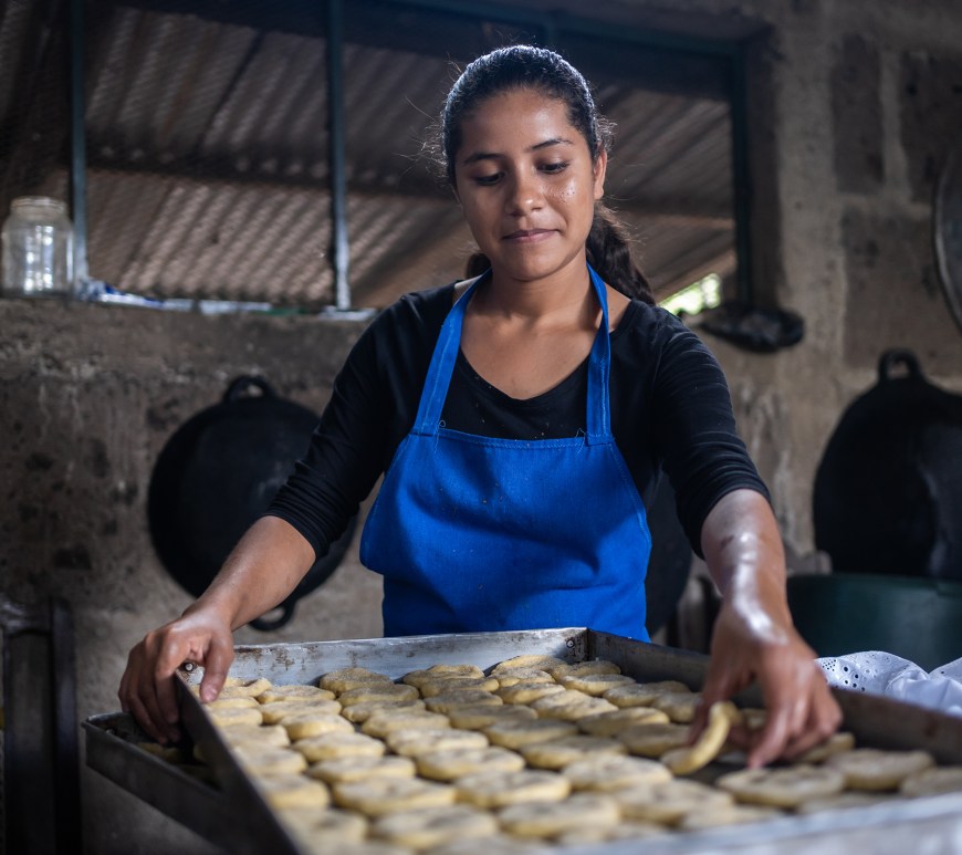 Mujer en panadería
