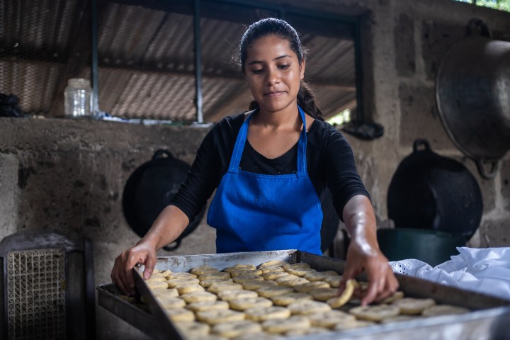 Mujer en panadería