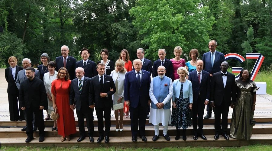 Fotografía grupal de líderes y presidentes en la cumbre del G7 celebrada en Évian-les-Bains, en el centro-este de Francia. EFE/EPA/LUDOVIC MARIN