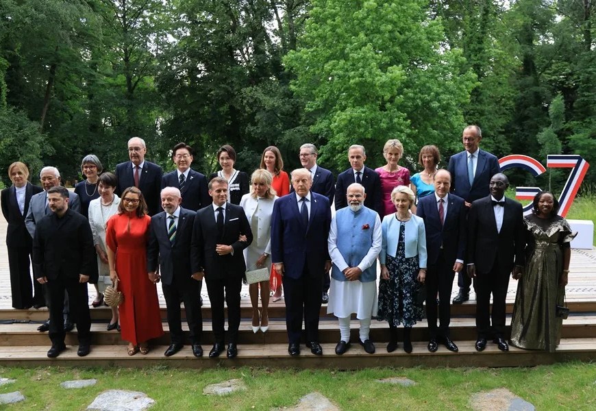 Fotografía grupal de líderes y presidentes en la cumbre del G7 celebrada en Évian-les-Bains, en el centro-este de Francia. EFE/EPA/LUDOVIC MARIN