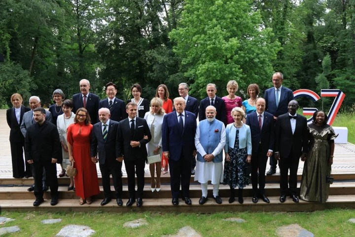 Fotografía grupal de líderes y presidentes en la cumbre del G7 celebrada en Évian-les-Bains, en el centro-este de Francia. EFE/EPA/LUDOVIC MARIN