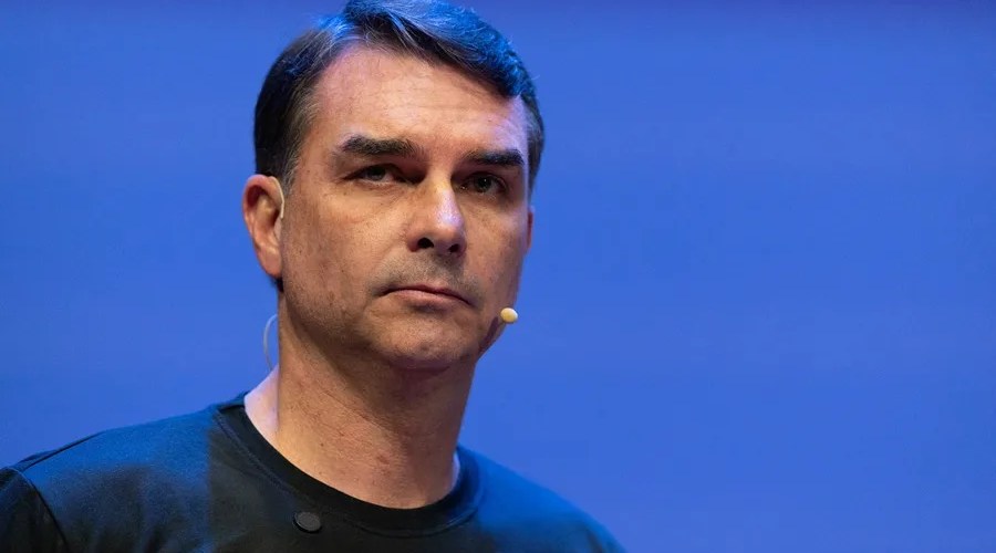 El candidato a la Presidencia de Brasil, Flávio Bolsonaro, habla en la presentación del plan 'Brasil sin Miedo', este 18 de junio de 2027, en Sao Paulo (Brasil). EFE/ Isaac Fontana